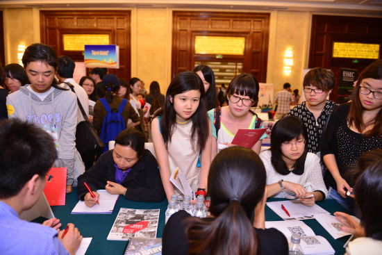 新浪國際教育展現場爆棚 學子逐夢熱潮中，金牌顧問成焦點